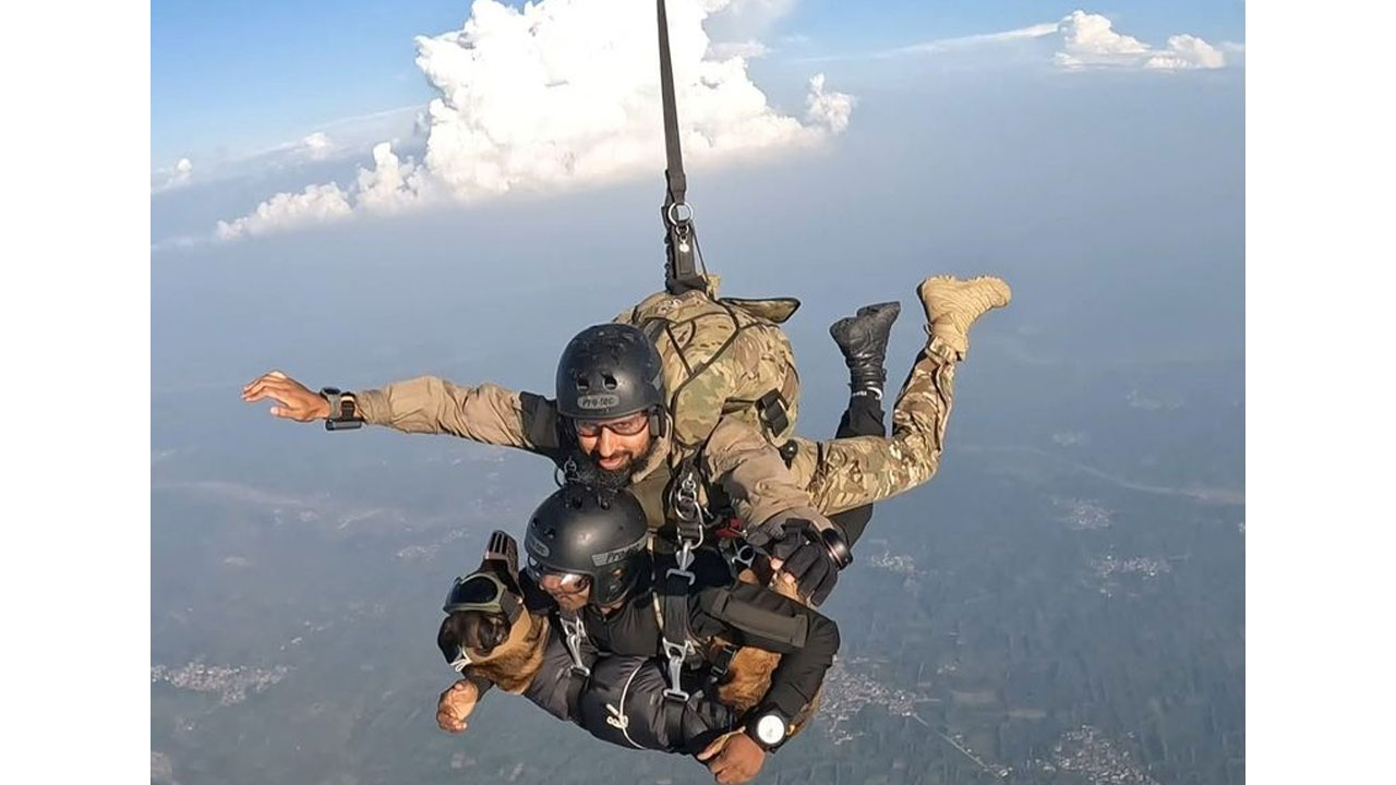 Army Dogs: పారాచూట్ శిక్ష‌ణ‌లో ఆర్మీ శున‌కం