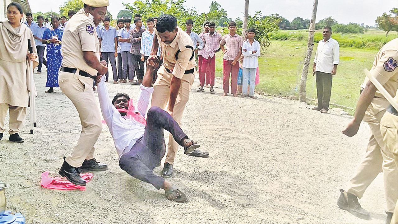 భరత్‌ కుటుంబాన్ని ఆదుకోవాలి