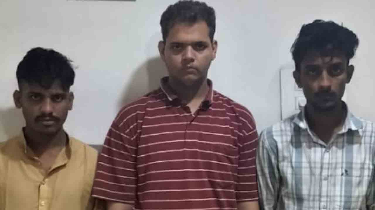 నకిలీ యాప్‌లతో ఏటీఎం వద్ద ప్రజలను మోసం చేస్తున్న ముగ్గురు యవకుల అరెస్ట్