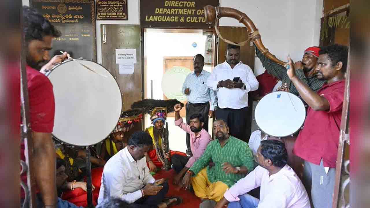 Artists  Protest | కళాకారులకు జీతాలు ఇవ్వలేని దుస్థితిలో కాంగ్రెస్ ప్రభుత్వం.. రవీంద్రభారతి వద్ద నిరసన