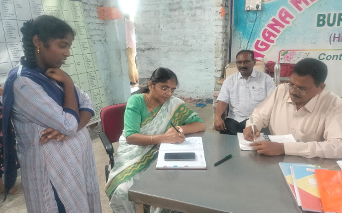 విద్యార్ధినులపై ఎలుకల దాడి ఘటనకు స్పందించిన అధికారులు