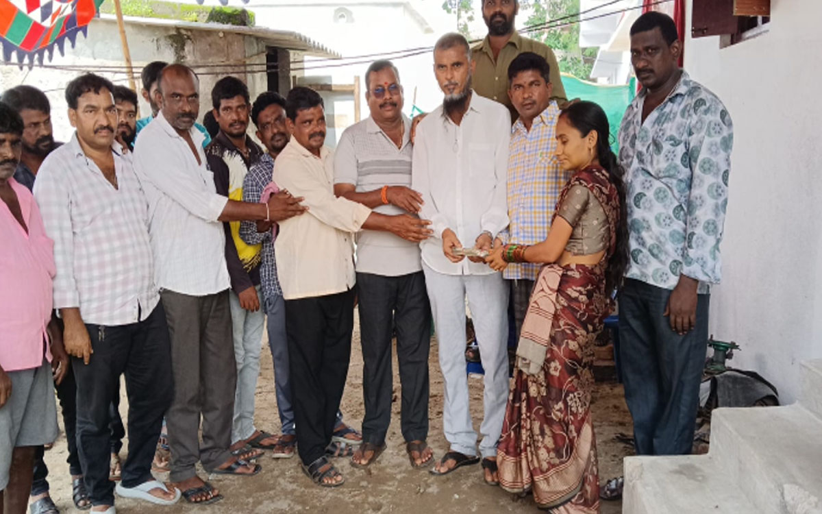 ఆటో డ్రైవర్ కుటుంబానికి యూనియన్ ఆర్ధిక సాయం