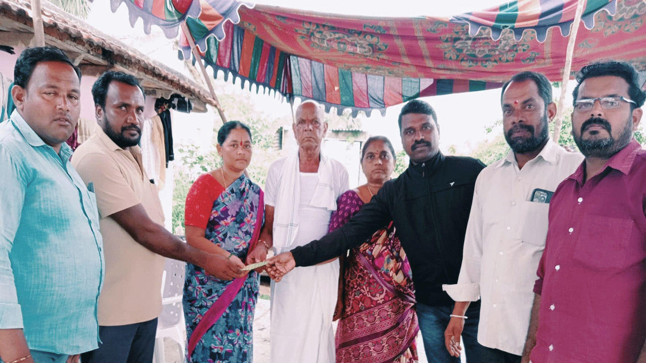 చెదరని బాల్య స్నేహం.. విషాదంలో తోటి మిత్రురాలి కుటుంబానికి అండ