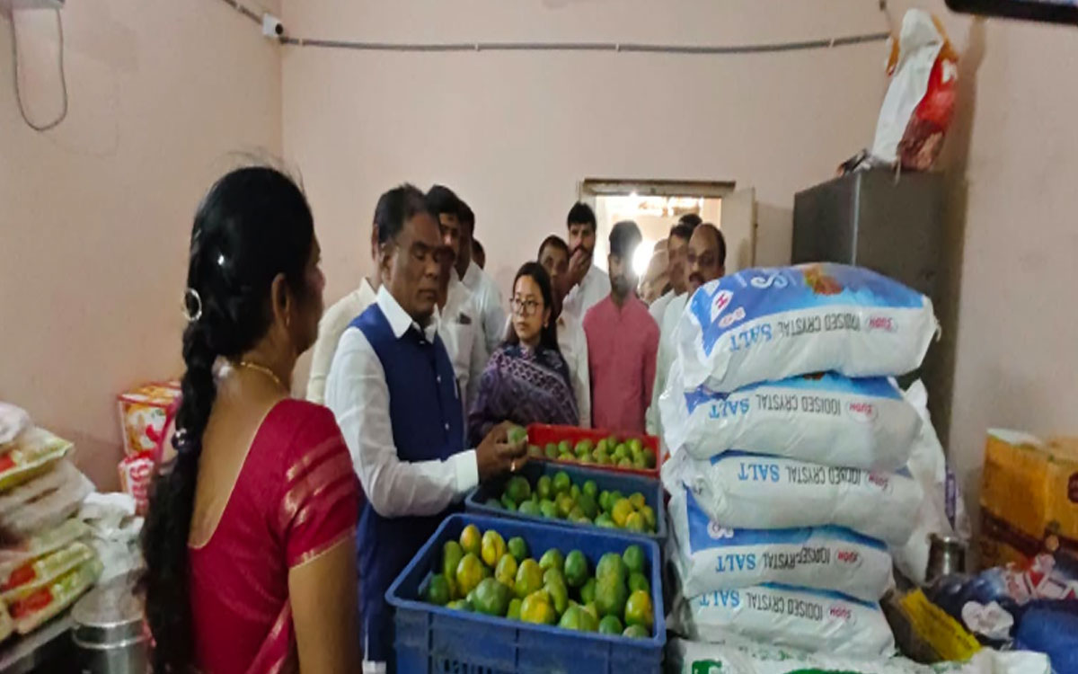 చదువుతోనే ఉన్నత శిఖరాలు : బక్కి వెంకటయ్య