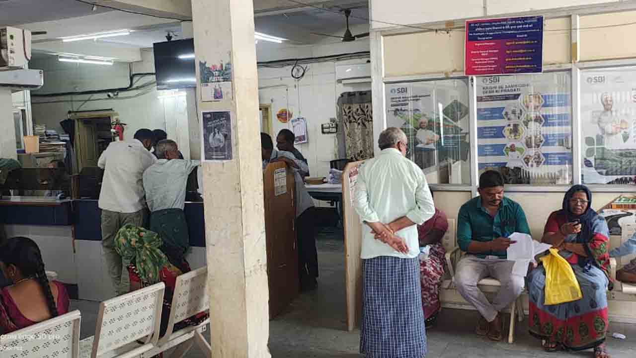 Banks | ఆదివారం అయినా.. బ్యాంకులు తెరుచుకున్నాయ్!