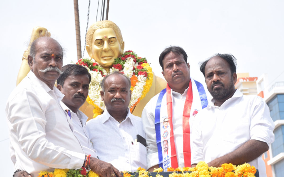 ‘ఐలమ్మ స్ఫూర్తిని ఆద‌ర్శంగా తీసుకోవాలి’