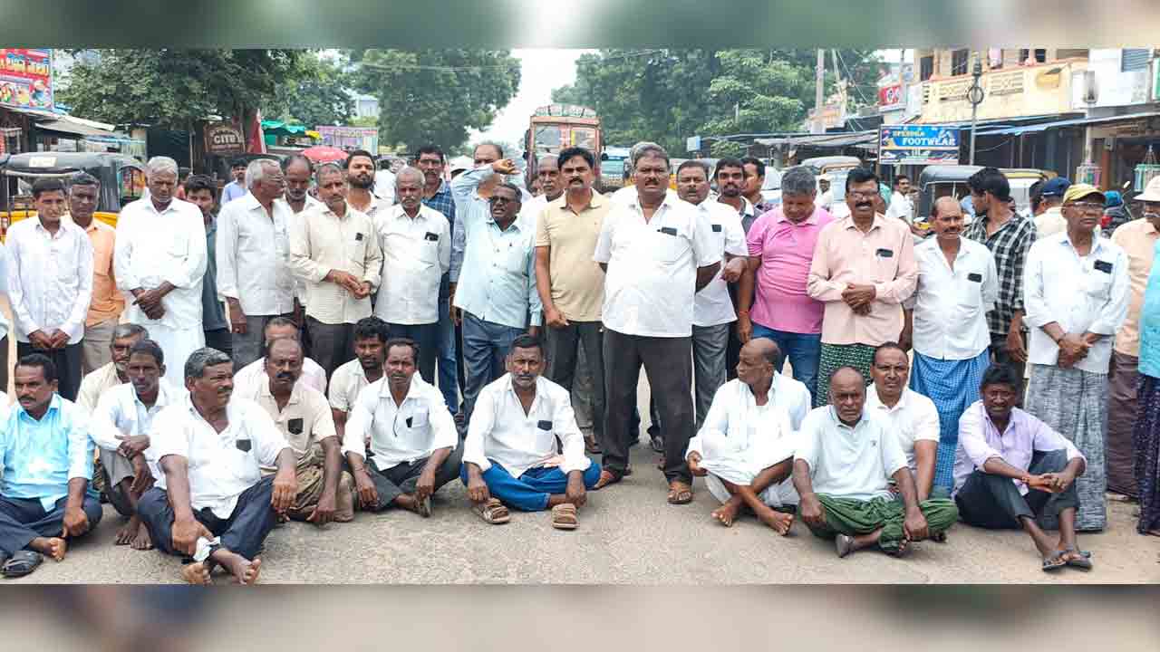 సాగునీళ్లు ఇవ్వాలని ఇల్లందు-మహబూబాబాద్ జాతీయ రహదారిపై రైతుల ధర్నా