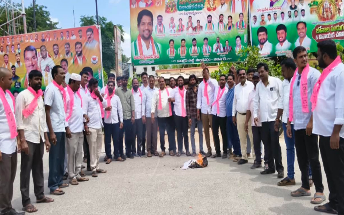 420 హామీల మోసంపై యువత ఆగ్రహం.. సీఎం దిష్టిబొమ్మ దగ్ధం