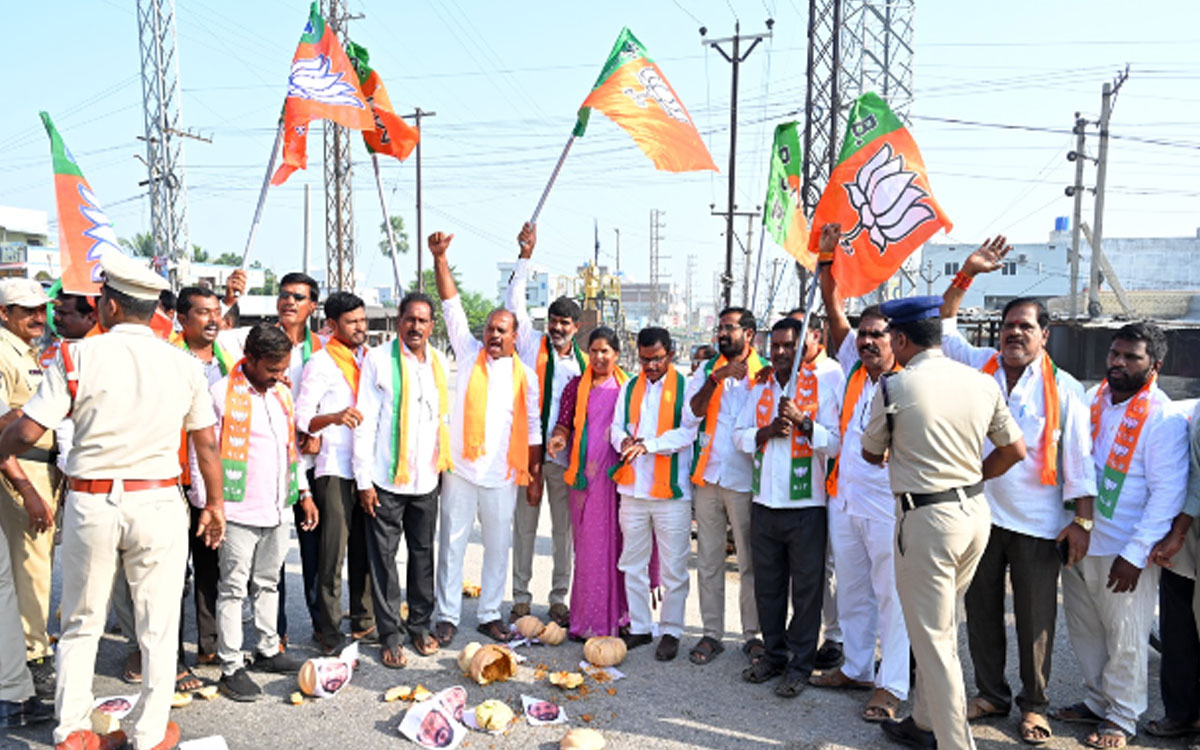 సీఎం రేవంత్‌ వ్యాఖ్యలపై బీజేపీ నిరసన.. దిష్టిబొమ్మ దహనం