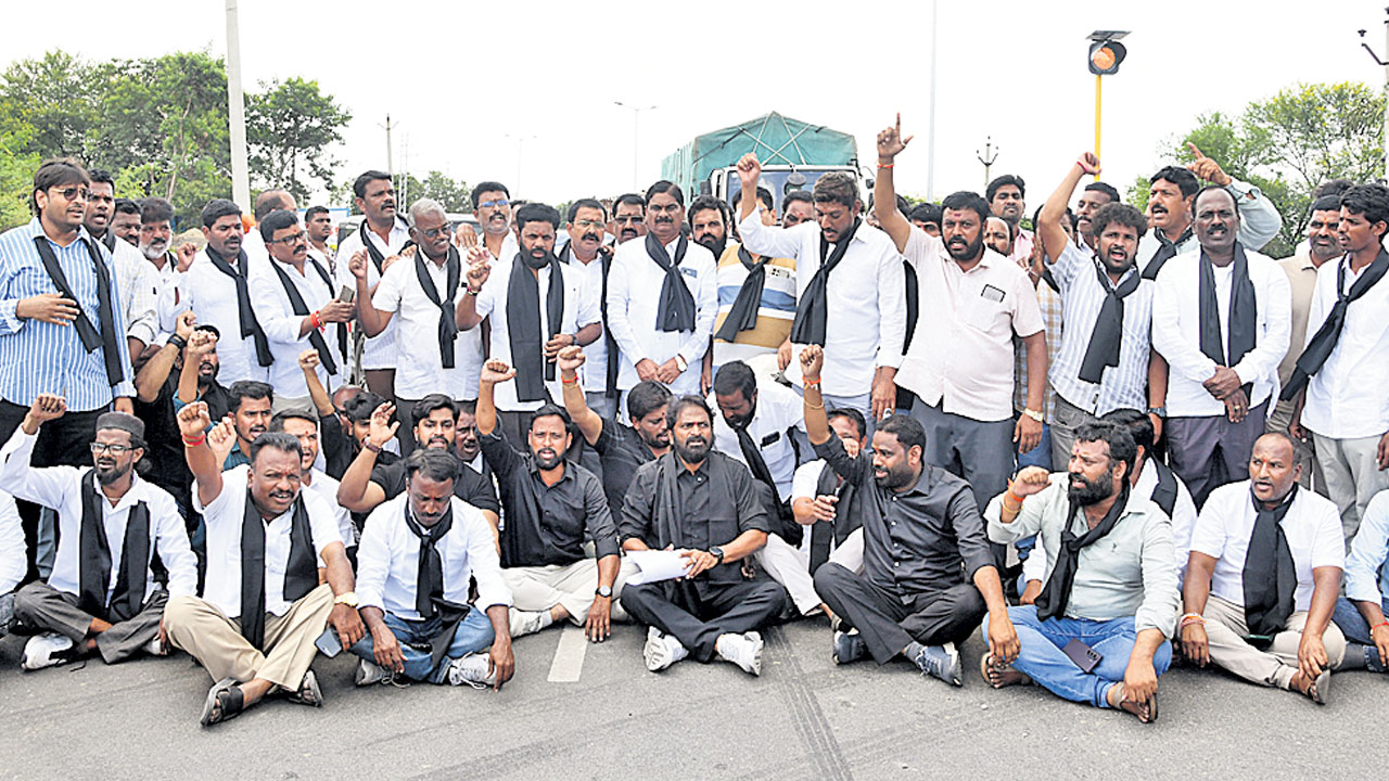 అక్రమ అరెస్టులపై నిరసనలు