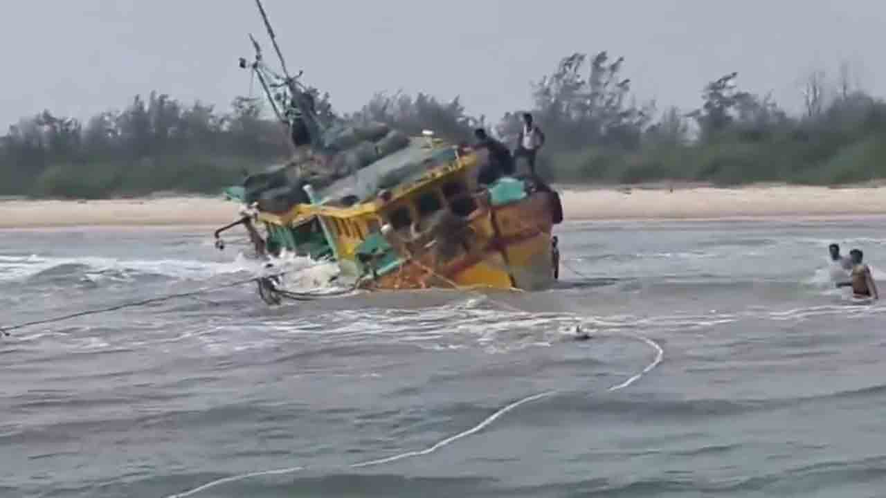 AP news | అంబేద్కర్‌ కోనసీమ జిల్లాలో మత్స్యకారుల బోటుకు ప్రమాదం : వీడియో