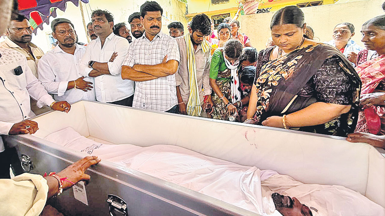 కేటీఆర్‌ చొరవతో స్వగ్రామానికి రవి పార్థివదేహం