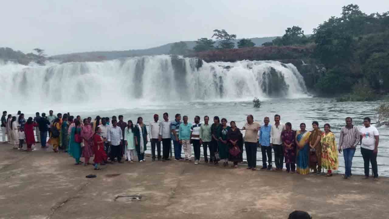 Bogatha | ‘నయగార’ను తలపిస్తున్న ‘బొగత’.. జలపాతం వద్ద పర్యాటకుల కోలాహలం