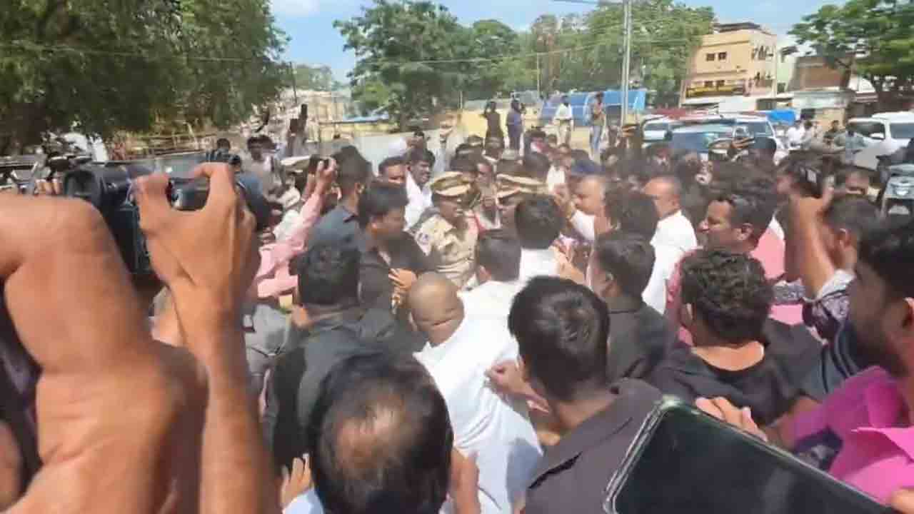 BRS | బోయిన్‌పల్లి, జవహర్ నగర్ పోలీస్ స్టేషన్ల వద్ద హైటెన్షన్.. భారీగా తరలివస్తున్న బీఆర్‌ఎస్‌ శ్రేణులు