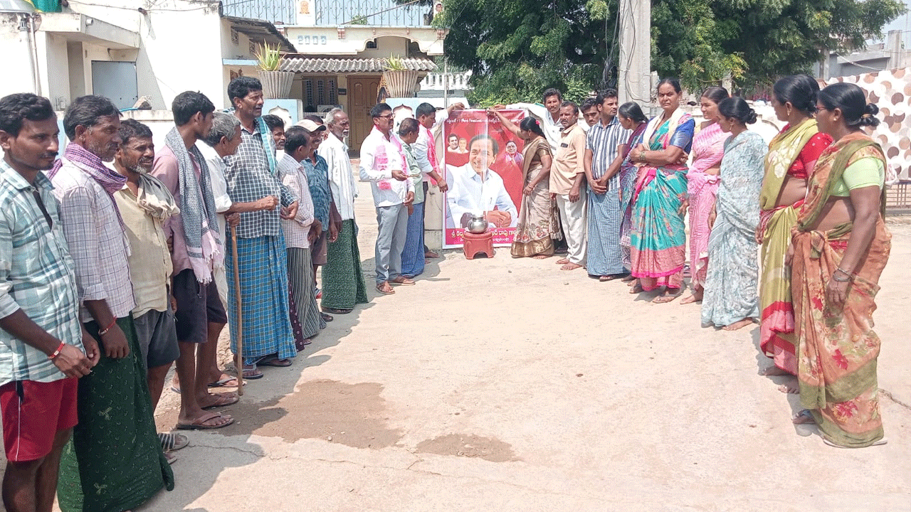 KCR | కేసీఆర్ చిత్ర‌ప‌టానికి గిరిజన గ్రామాల్లో క్షీరాభిషేకం