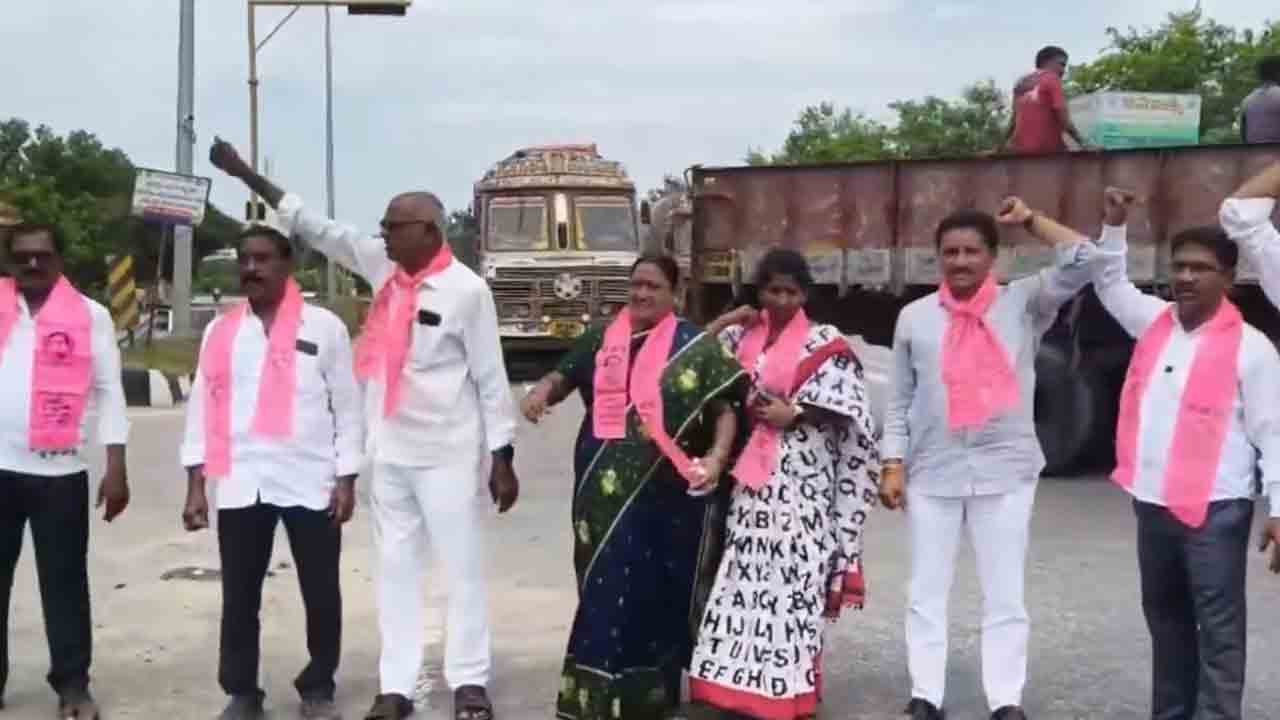 BRS | బీఆర్‌ఎస్ ఎమ్మెల్యేల అక్రమ అరెస్టులపై నేషనల్ హైవేపై బీఆర్‌ఎస్‌ నాయకులు రాస్తారోకో