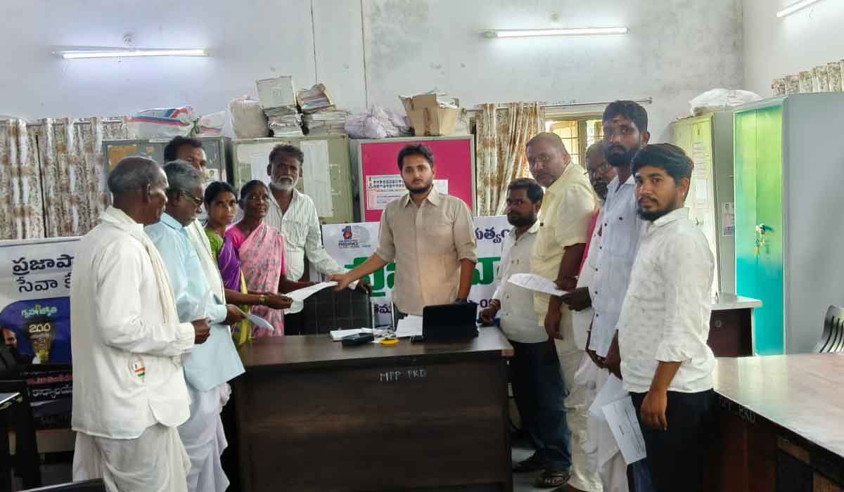 Peddakodapgal | ఎన్నికల హామీలు అమలు చేయాలని పెద్దకొడప్‌గల్‌ ప్రజావాణిలో ఫిర్యాదు