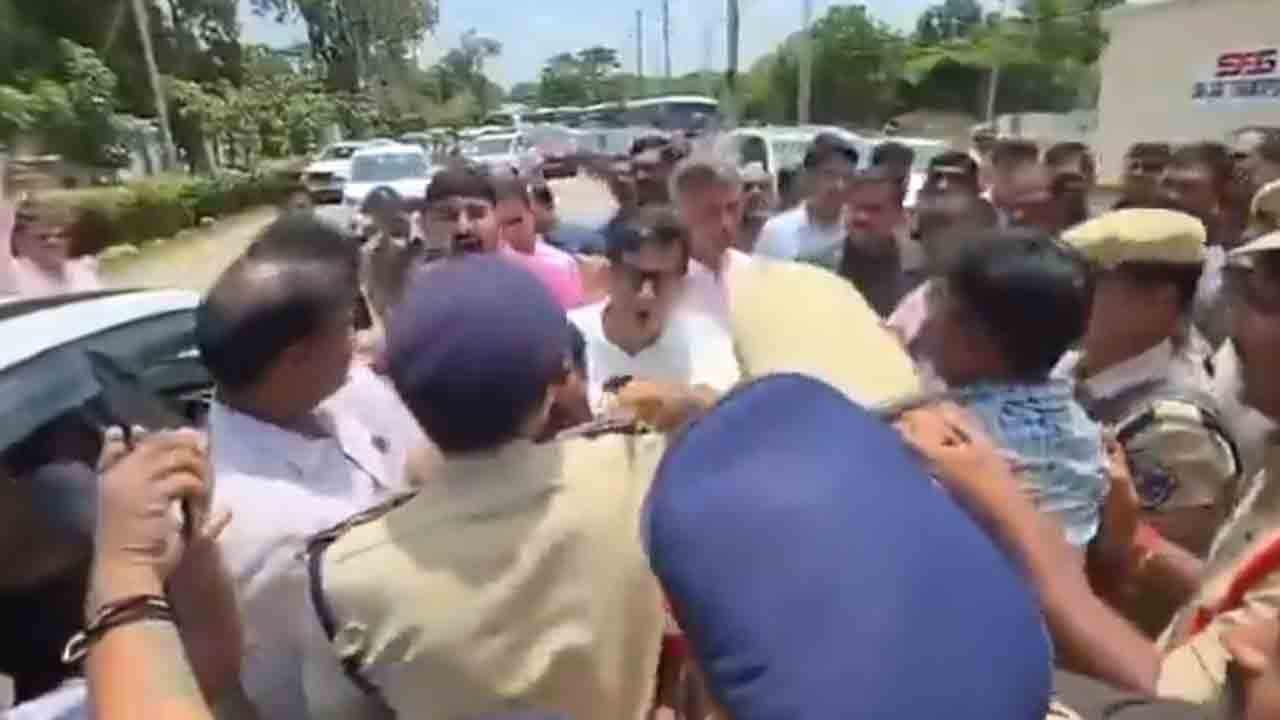 BRS MLAs | ఎవడ్రా నువ్వు అంటూ బీఆర్ఎస్ ఎమ్మెల్యేలపై పోలీసుల జులుం : వీడియో