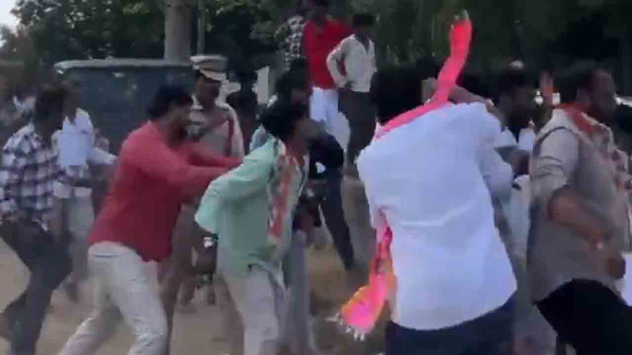 బోయిన్‌పల్లి పోలీస్ స్టేషన్‌పై దాడికి వచ్చిన కాంగ్రెస్ గూండాలు.. తరిమి తరిమి కొట్టిన బీఆర్ఎస్ శ్రేణులు : వీడియో