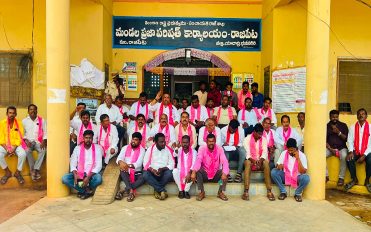 ‘హౌసింగ్‌ ఏఈ వివేక్‌ను సస్పెండ్‌ చేయాలి’