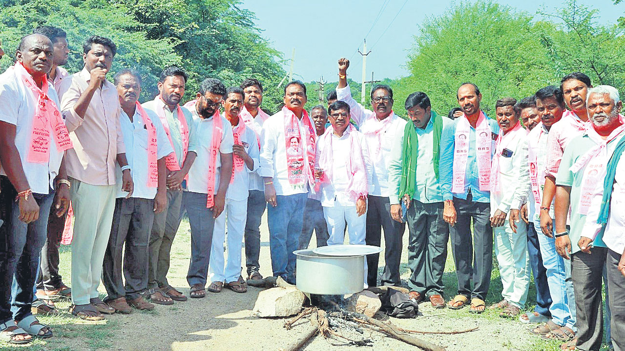 కన్నెపల్లి పంపులు ఆన్‌చేసి పంటలకు నీళ్లియ్యాలి