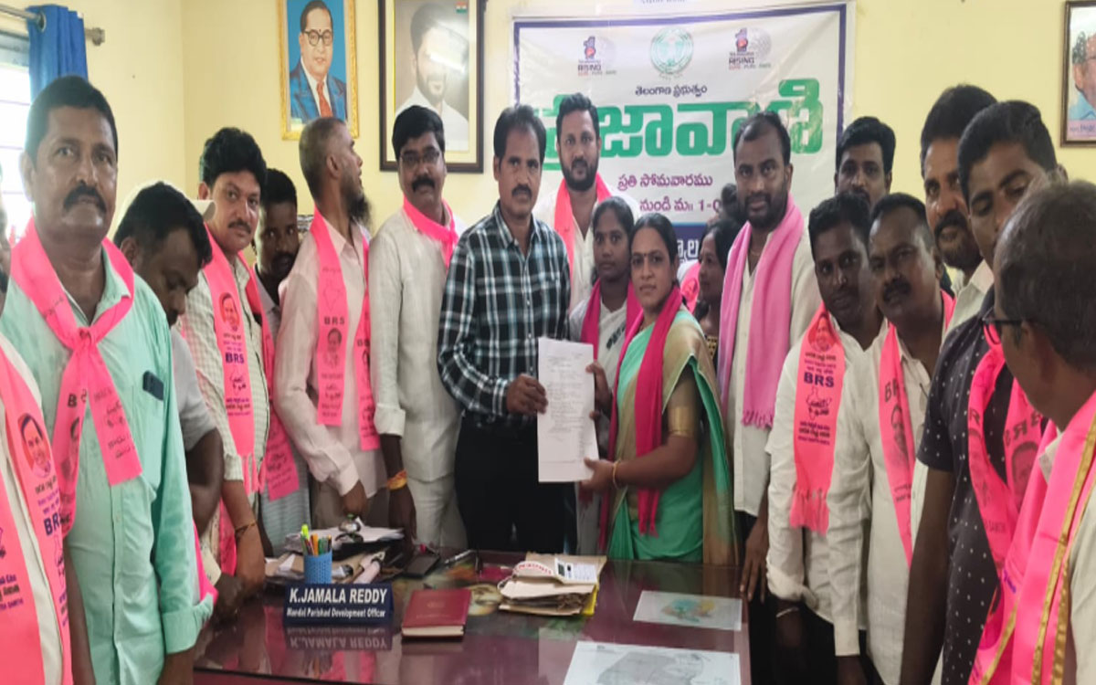 ఆరు గ్యారెంటీలు, 420 హామీలు తక్షణమే అమలు చేయాలని నిరసన