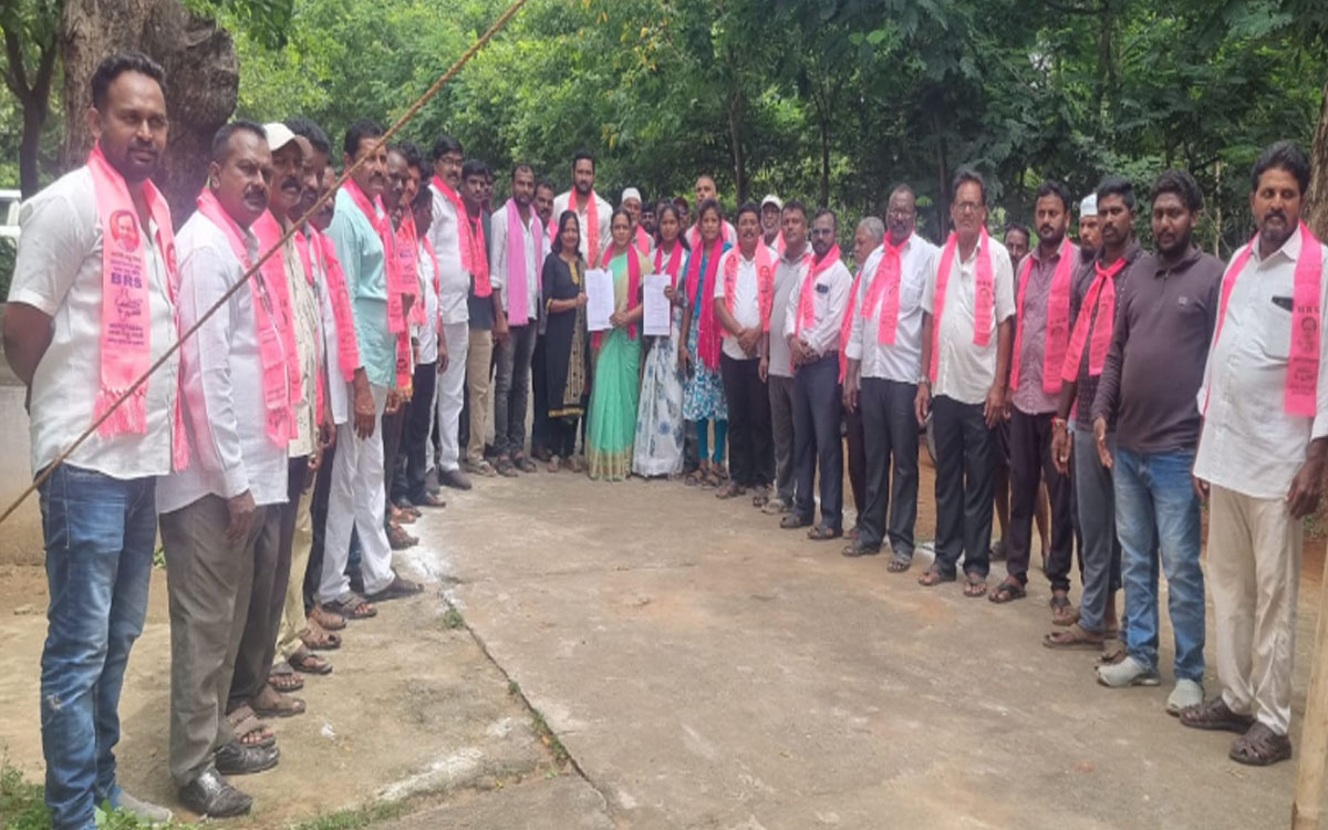 ఆరు గ్యారెంటీలు, 420 హామీలు తక్షణమే అమలు చేయాలని నిరసన