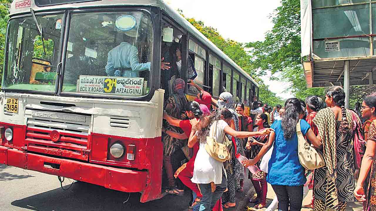 శివార్లకు బస్సులేవి?.. ఇబ్బందుల్లో ప్రయాణికులు