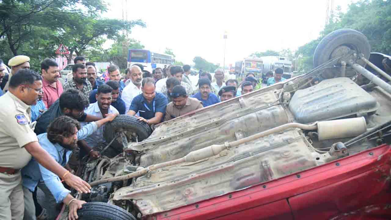 Car Overturn | డివైడర్‌ను ఢీకొట్టి కారు పల్టీలు.. ఫ్యామిలీని రక్షించిన ఎయిర్‌ బ్యాగ్స్‌