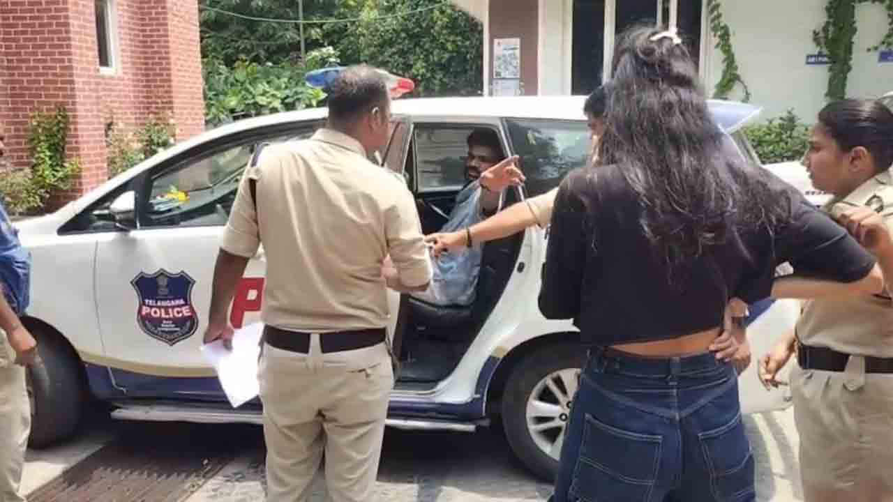 మద్యం మత్తులో ఓ యువతీ, యువకుడు వీరంగం.. ఇద్దరికి గాయాలు : వీడియో
