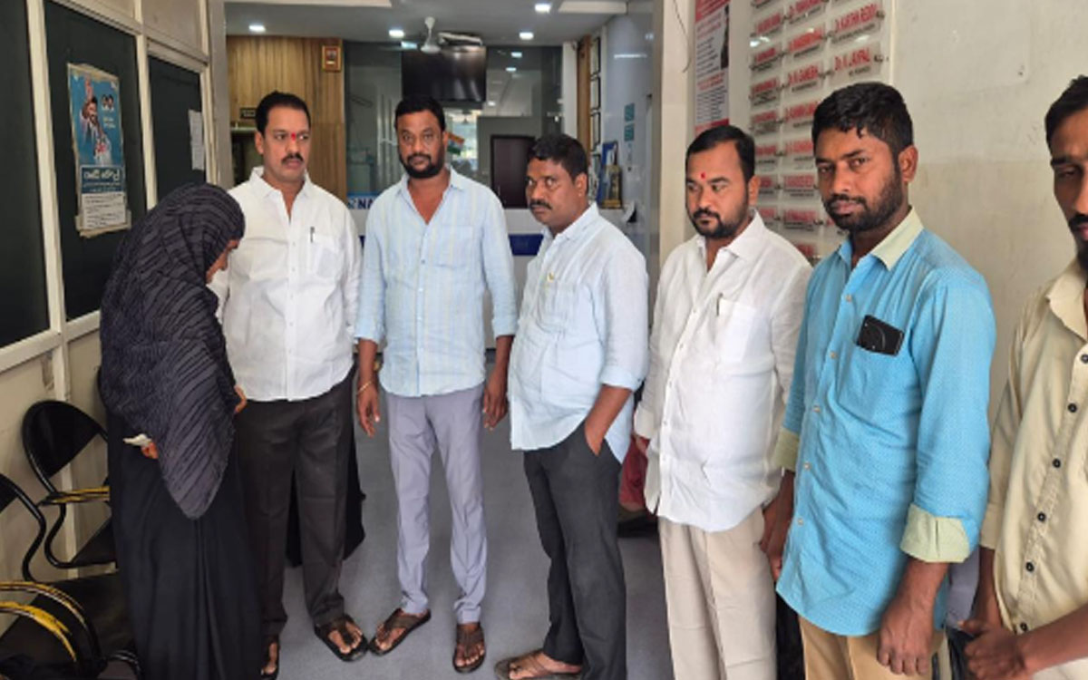 అష్రాఫ్‌కు ఆర్థిక సహాయం అందజేత