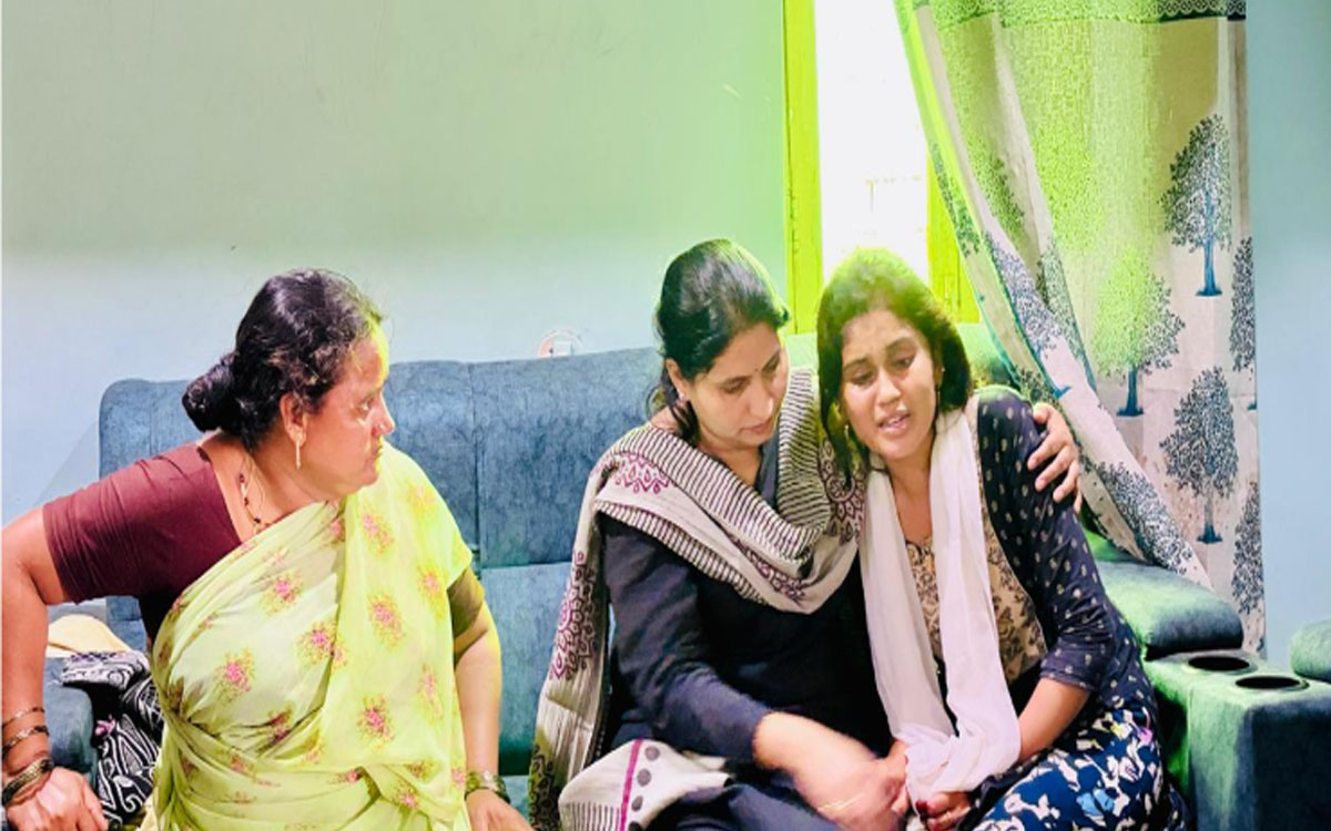 సర్పంచ్ నవీన్ కుటుంబానికి మాజీ ఎమ్మెల్యే చంద్రావతి ప‌రామ‌ర్శ‌