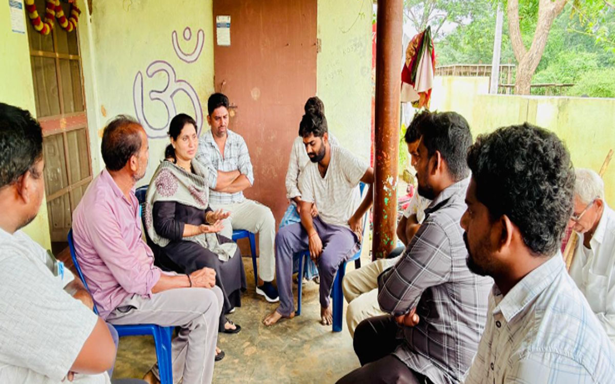 సర్పంచ్ నవీన్ కుటుంబానికి మాజీ ఎమ్మెల్యే చంద్రావతి పరామర్శ