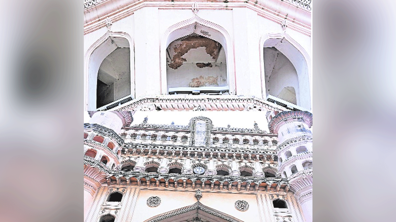 Charminar | హైదరాబాద్ ఐకాన్ చార్మినార్ నుంచి ఊడిపడిన పెచ్చులు