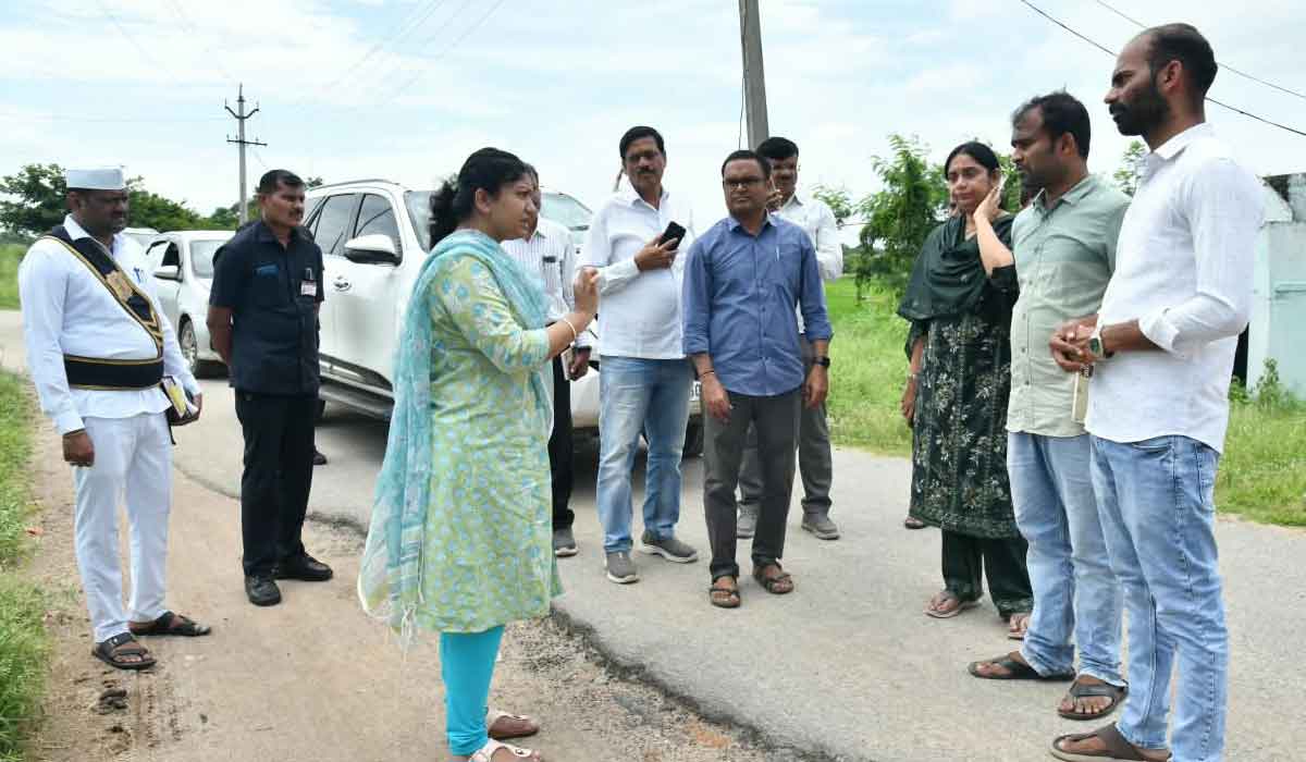 Collector Chitra Mishra | భూముల రీ సర్వే రైతుల సమక్షంలోనే చేపట్టాలి.. కరీంనగర్‌ జిల్లా కలెక్టర్ చిత్ర మిశ్రా