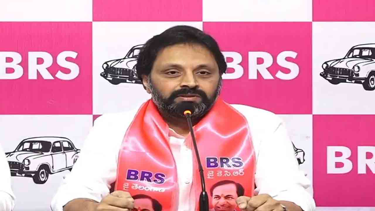 ఎమ్మెల్సీ బల్మూర్ వెంకట్‌ కేటీఆర్‌ కాళ్లు మొక్కి మీ పార్టీలో చేర్చుకోమని ప్రాధేయపడ్డాడు : దినేష్ చౌదరి