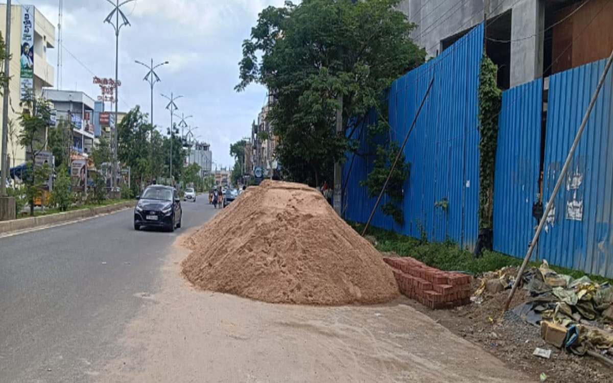 జాతీయ రహదారిపై ఇసుక డంప్‌.. వాహనదారులకు ఇబ్బందులు