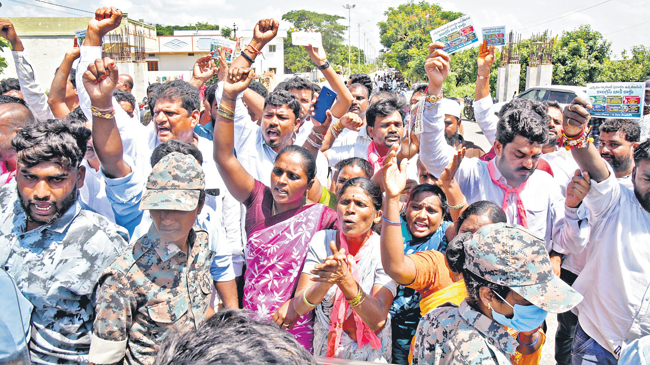 జనం దెబ్బకు పరారీ!