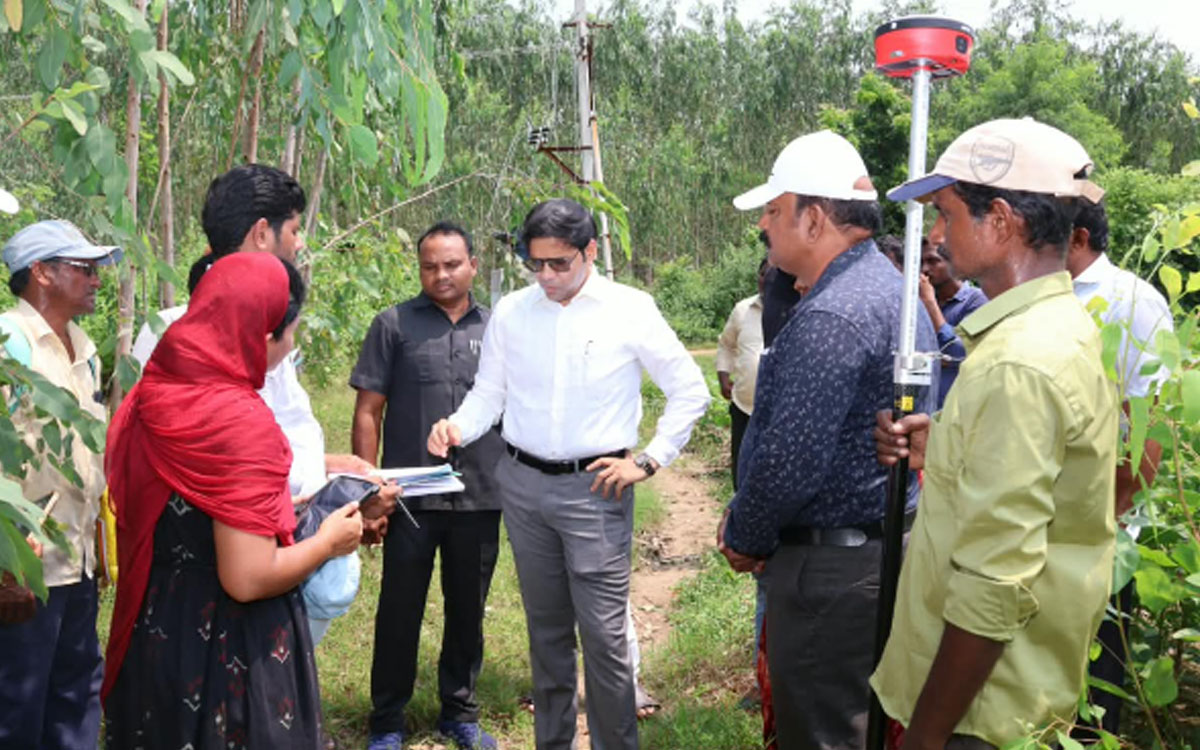 భూ రీ సర్వేను వేగవంతం చేయాలి : కలెక్టర్ అంకిత్