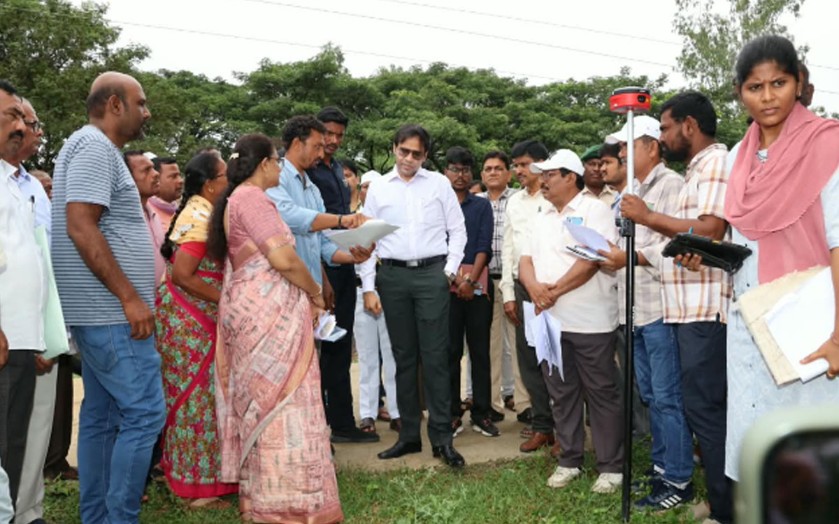 ఇల్లెందు యంగ్ ఇండియా ఇంటిగ్రేటెడ్ పాఠశాల నిర్మాణ‌ స్థల సర్వే ప్రక్రియ ప‌రిశీల‌న‌