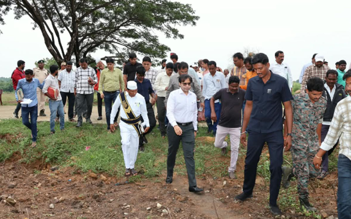 ఇల్లెందు యంగ్ ఇండియా ఇంటిగ్రేటెడ్ పాఠశాల నిర్మాణ స్థల సర్వే ప్రక్రియ పరిశీలన