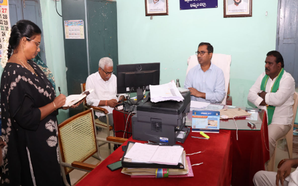 ప్రజా దరఖాస్తులను గడువులోగా పరిష్కరించాలి : కలెక్టర్ దివాకర టీఎస్