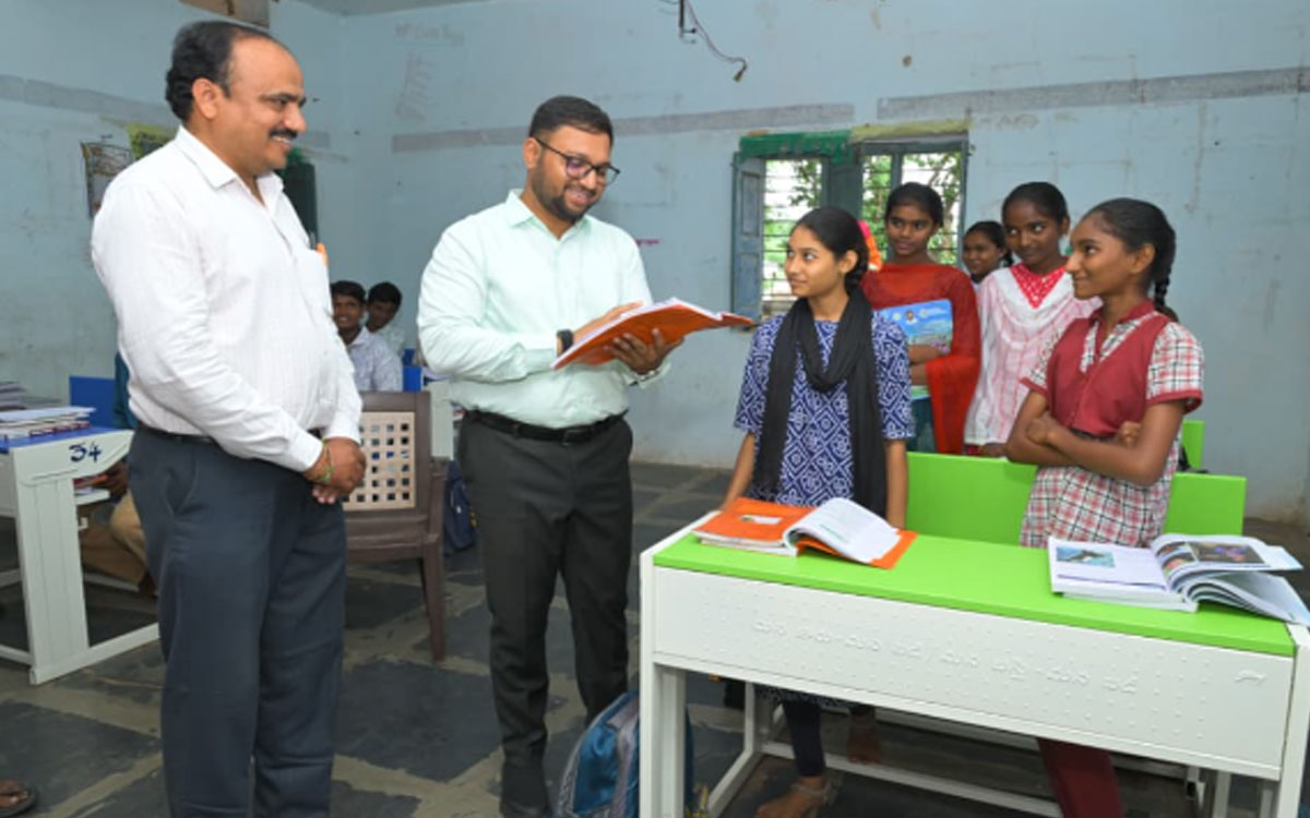 చదువుతో జీవితంలో ఉన్న‌త శిఖ‌రాలు : కలెక్టర్ తేజస్ నంద్‌లాల్ పవార్
