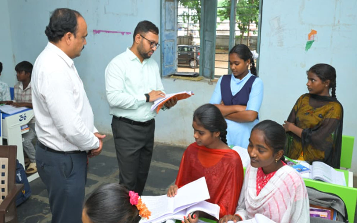 చదువుతో జీవితంలో ఉన్నత శిఖరాలు : కలెక్టర్ తేజస్ నంద్లాల్ పవార్