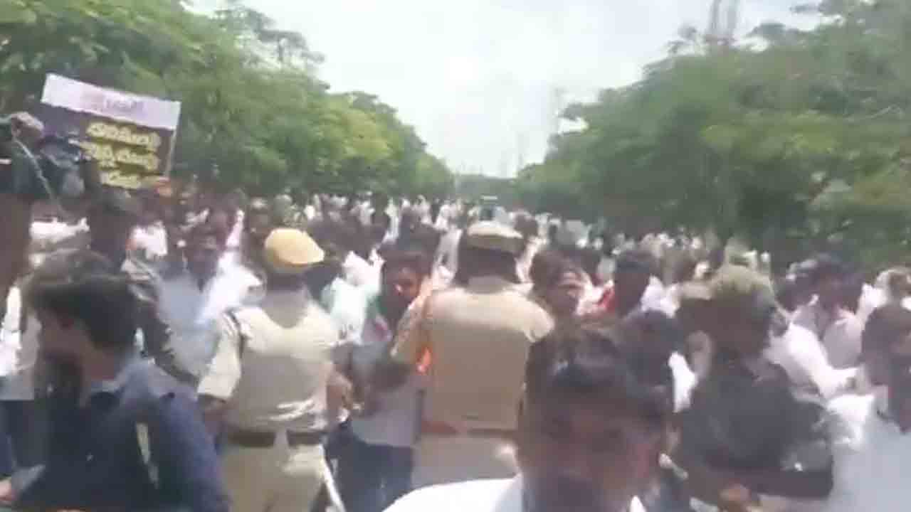 KCR |కేసీఆర్ నివాసంపై దాడికి వందలాదిగా తరళివెళ్తున్న కాంగ్రెస్‌ గూండాలు.. దగ్గరుండి సాగనంపుతున్న పోలీసులు : వీడియో