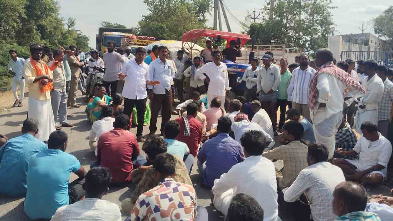 Cotton price | పత్తి ధర తగ్గింపుపై రైతుల ఆందోళన.. రోజుకో ధరతో దోపిడీ చేస్తున్నారంటూ ఆగ్రహం