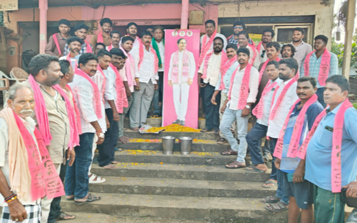 ద‌మ్మ‌పేట‌లో కేసీఆర్ చిత్రపటానికి క్షీరాభిషేకం