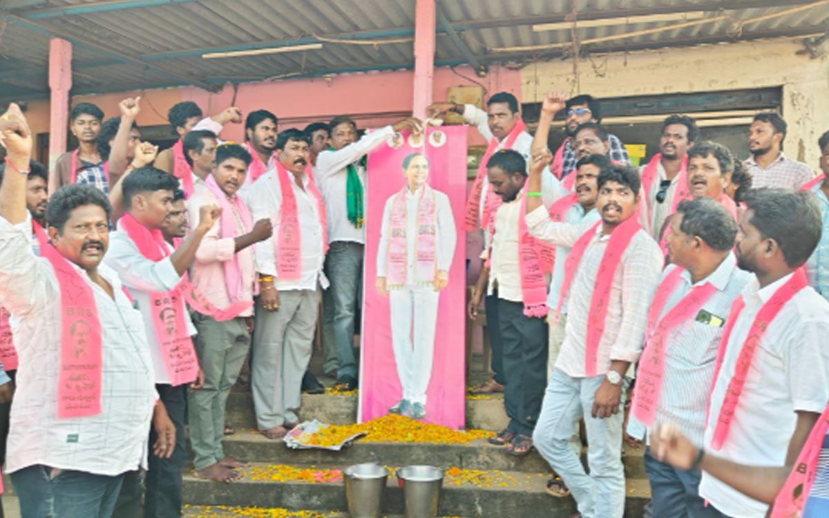 దమ్మపేటలో కేసీఆర్ చిత్రపటానికి క్షీరాభిషేకం