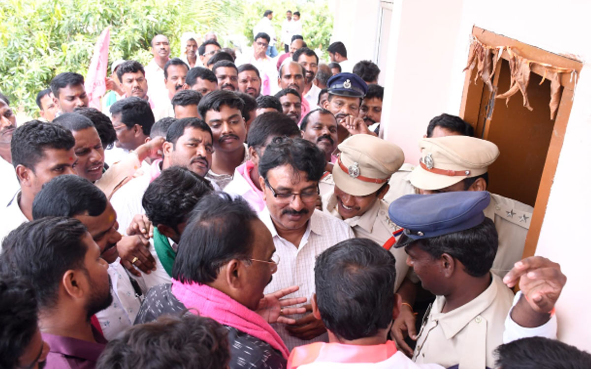 చౌటుప్పల్ విద్యుత్ డీఈ కార్యాలయ ముట్టడి