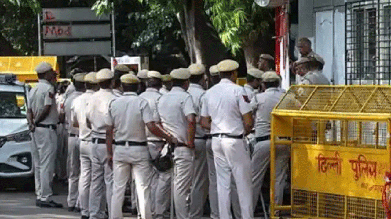 Crime News | ఢిల్లీలో మ‌రో దారుణం.. పోలీసుల‌మ‌ని బెదిరించి 17 ఏళ్ల బాలిక‌పై ముగ్గురి అఘాయిత్యం..!